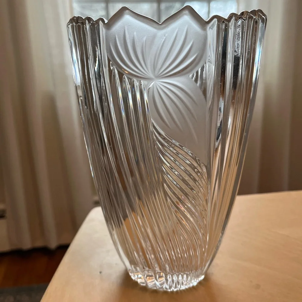 VTG Anna Hutte Bleikristall clear cut 24% lead crystal vase frosted iris design